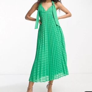 Elegant Green Pleated Dress